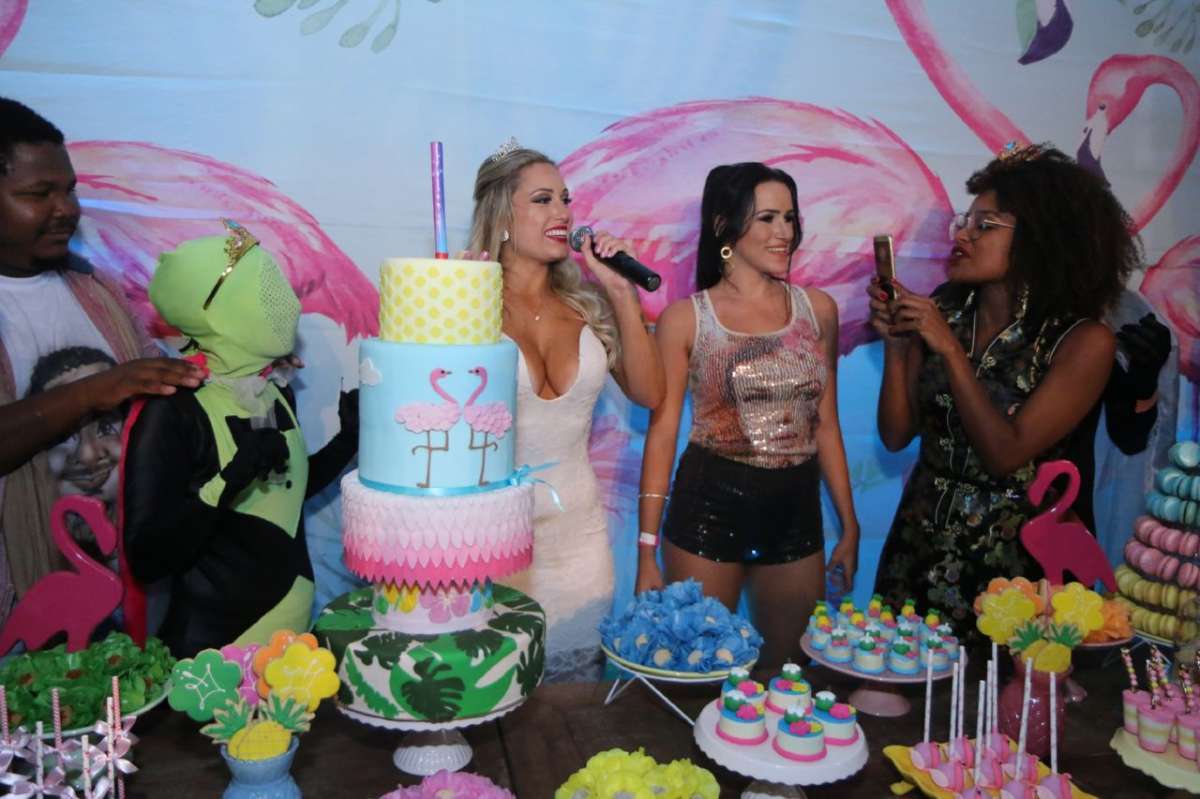 Ex-BBB Jéssica comemora aniversário de 27 anos com mega festa