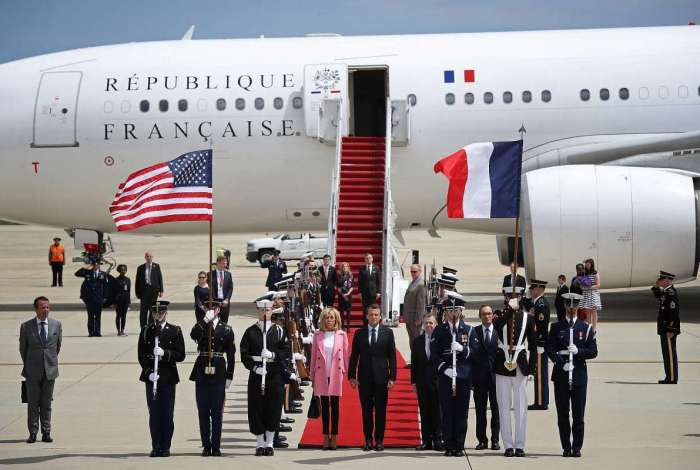 O presidente francês Emmanuel Macron e sua mulher Brigitte chegam à Base Aérea de Andrews, nos Estados Unidos