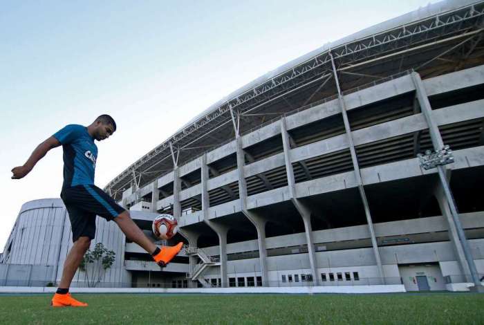 O atacante uruguaio Rodrigo Aguirre vinha apurando a forma f�sica. Agora, passar a trabalhar com o grupo