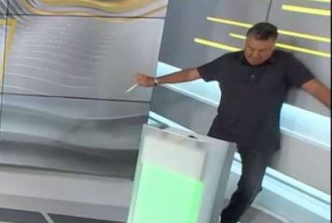 Arnaldo se apoia na parede para não cair ao vivo