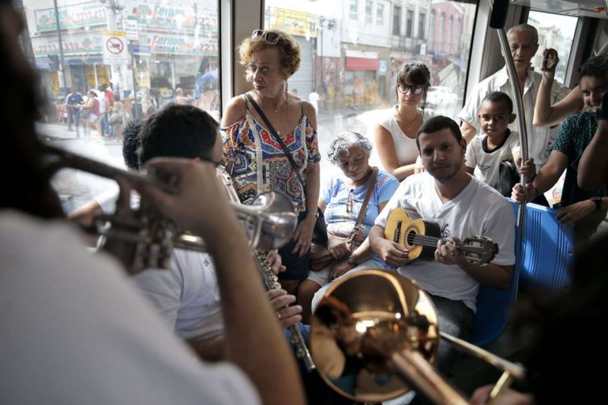 Os Matutos levam arte de Pixinguinha ao VLT, no Rio - Tânia Rego / ABr