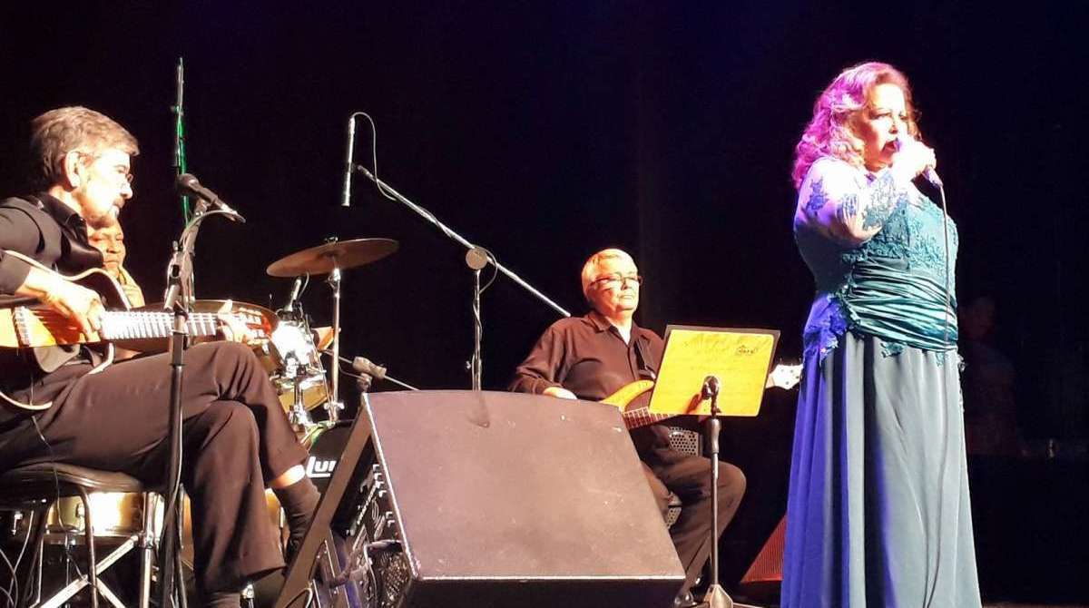 Angela Maria e seus músicos no palco
- Murilo Alvesso/Divulgação