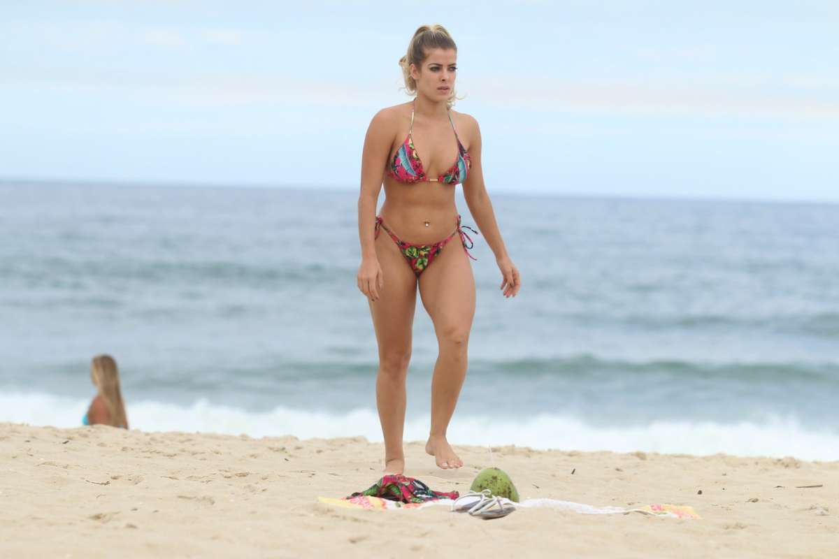 Ex-BBB Jaqueline Grohalski exibe corpão escultural na praia