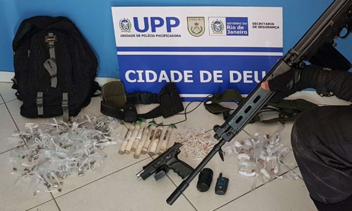 Policiais apreenderam drogas e pistola na Cidade de Deus - Divulgação