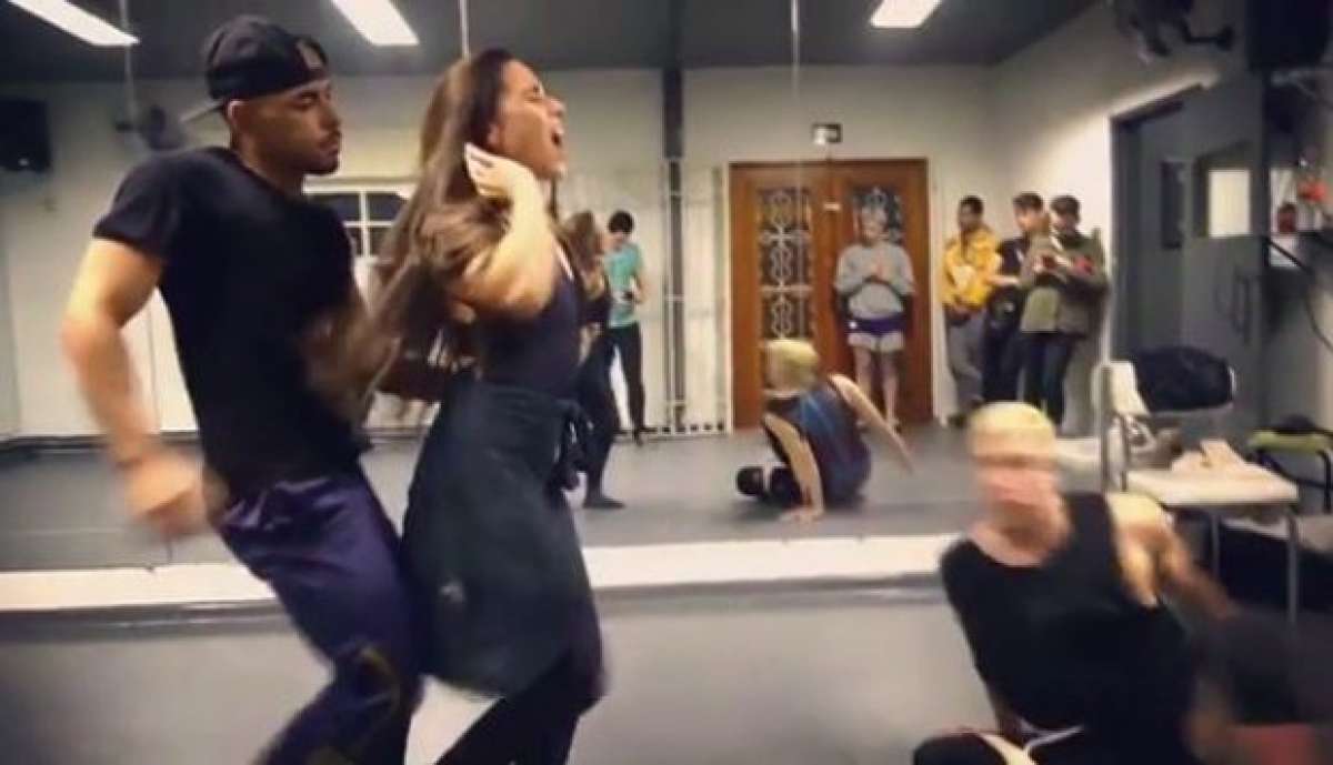 Wanessa Camargo machuca o pescoço durante ensaio de coreografia - Reprodução Internet
