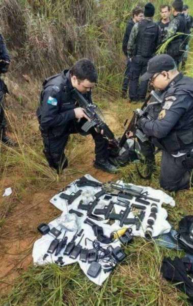 Armas, granadas, entre outros materiais foram apreendidos durante ação da PM - Divulgação 
