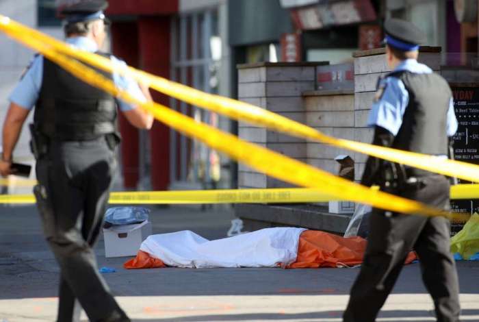 Homem dirigindo uma van atropela pedestres em Toronto, no Canad�