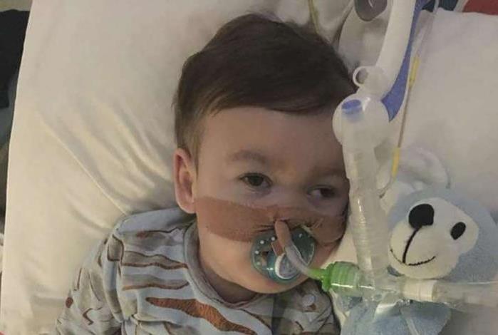 Foto tirada em 5 de abril mostra o menino Alfie Evans,gravemente doente, no hospital Alder Hey Children's Hospital em Liverpool, na Inglaterra.