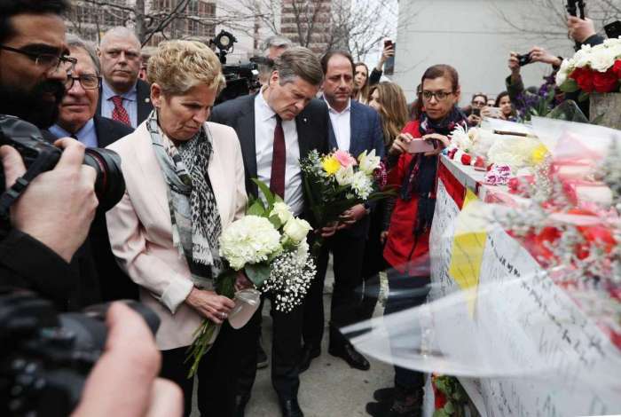 O primeiro-ministro de Ontário, Kathleen Wynne, e o prefeito de Toronto, John Tory, levam flores para um memorial improvisado para as vítimas no ataque à van