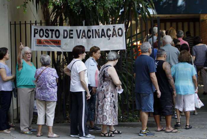 Primeiro dia útil de vacinação contra gripe no Centro Municipal Heitor Beltrão, na Tijuca