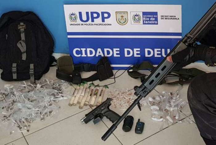 Policiais apreenderam drogas e pistola na Cidade de Deus