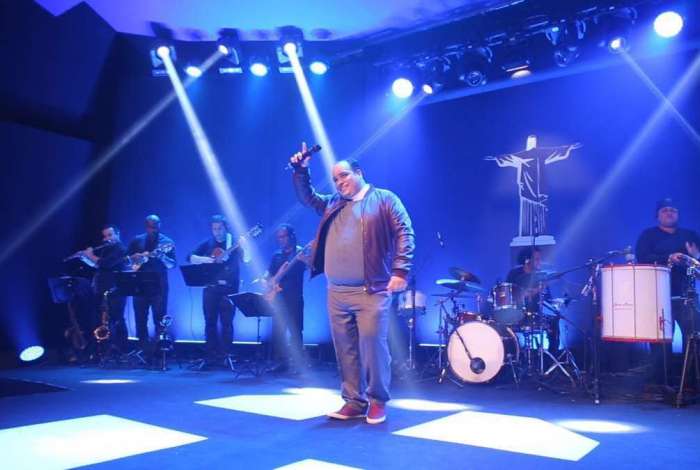 Turn� Padre Omar. O show tem classicos da musica brasileira e cancoes do DVD 