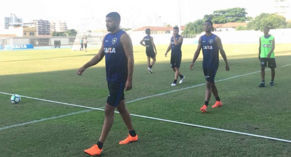 Aguirre treinou com o grupo pela primeira vez - Twitter / Botafogo