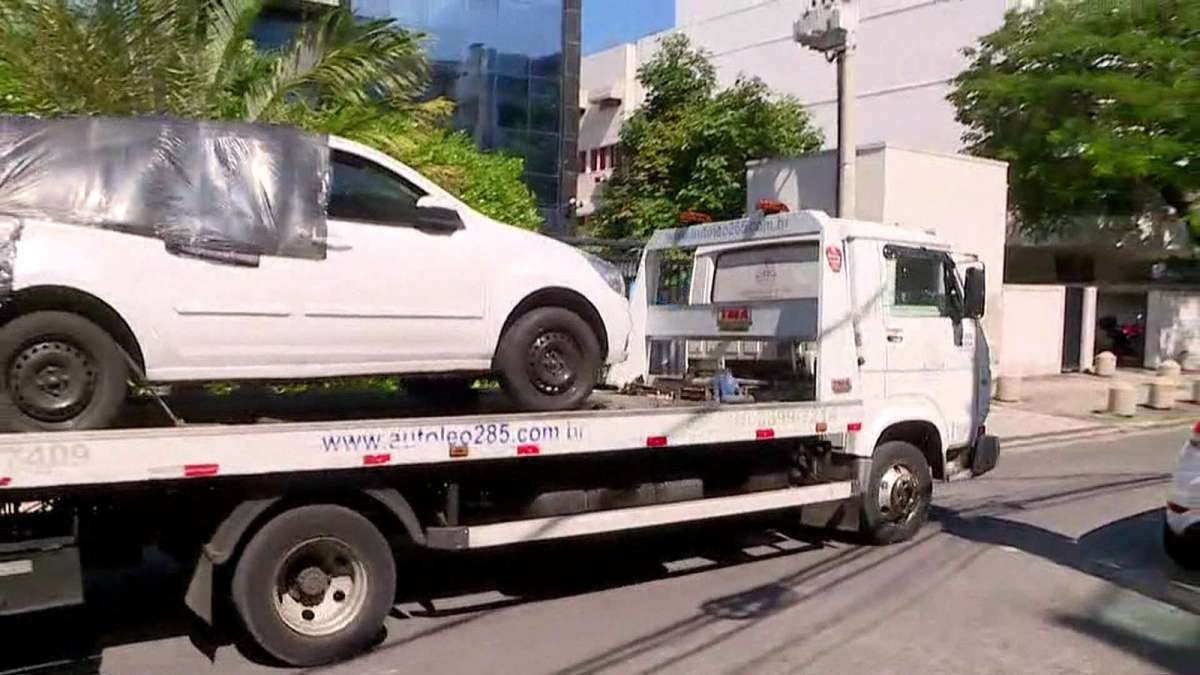 O veículo onde estavam Marielle e Anderson no dia do crime sendo levado ao ICCE, no Centro - Reprodução de vídeo / Globonews