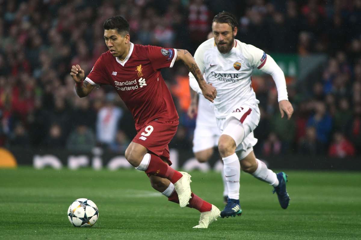 De Rossi marcando Firmino em jogo da Champions League em 2018 - AFP