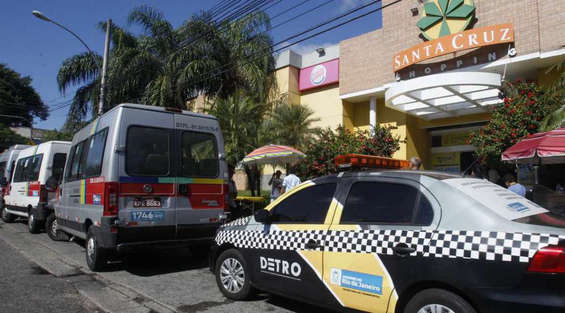 Operação contra milícia apreende várias vans e kombis em Santa Cruz, na Zona Norte do Rio