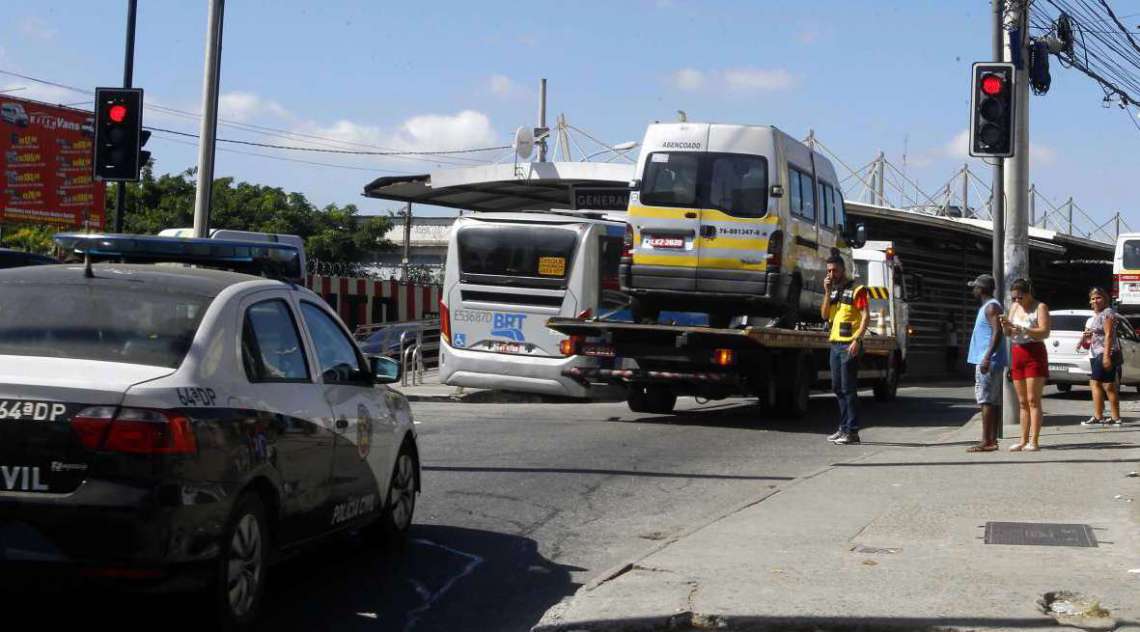 Operação contra milícia apreende várias vans e kombis em Santa Cruz, na Zona Norte do Rio