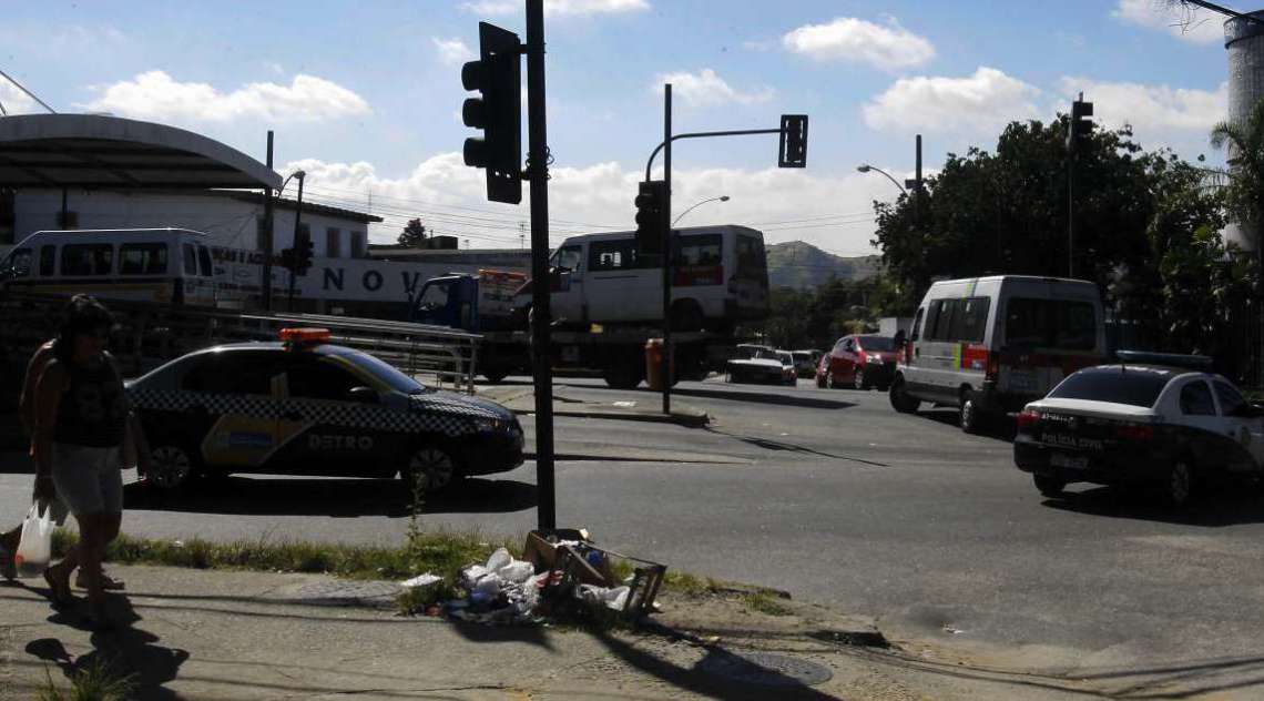 Operação contra milícia apreende várias vans e kombis em Santa Cruz, na Zona Norte do Rio