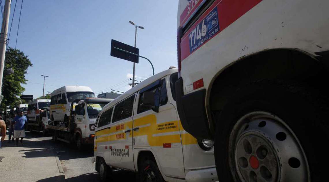 Operação contra milícia apreende várias vans e kombis em Santa Cruz, na Zona Norte do Rio