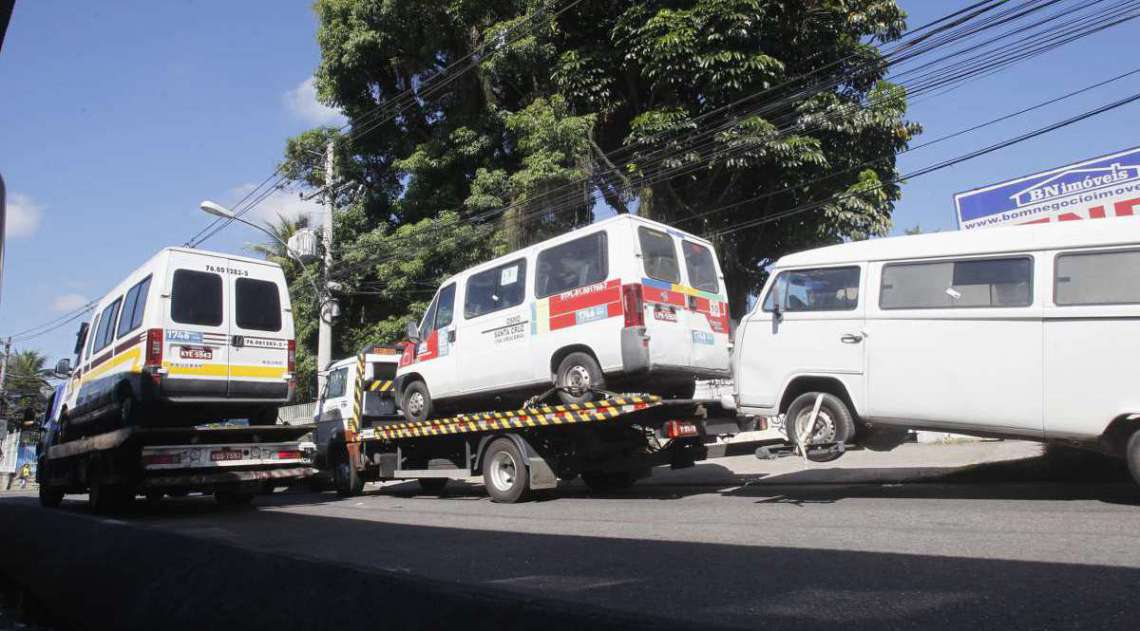 Operação contra milícia apreende várias vans e kombis em Santa Cruz, na Zona Norte do Rio