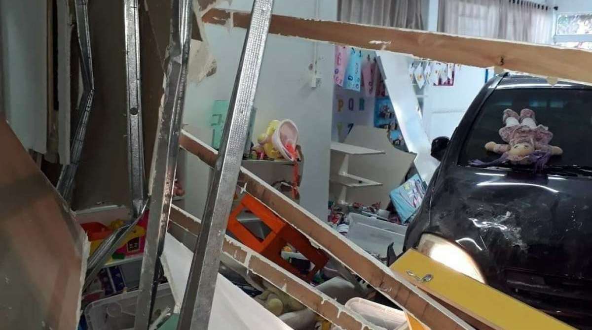 Carro invade creche em Chapecó