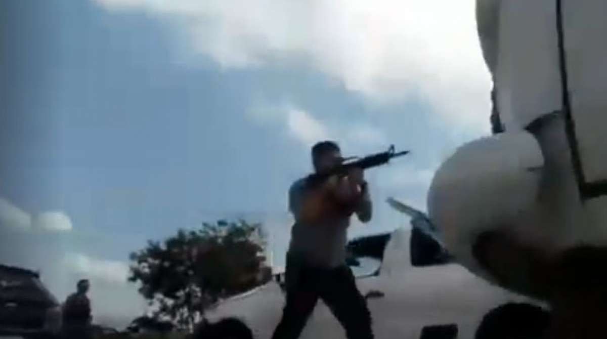 Policial passa pelos motoristas com arma em punho - Reprodução / OTTRJ