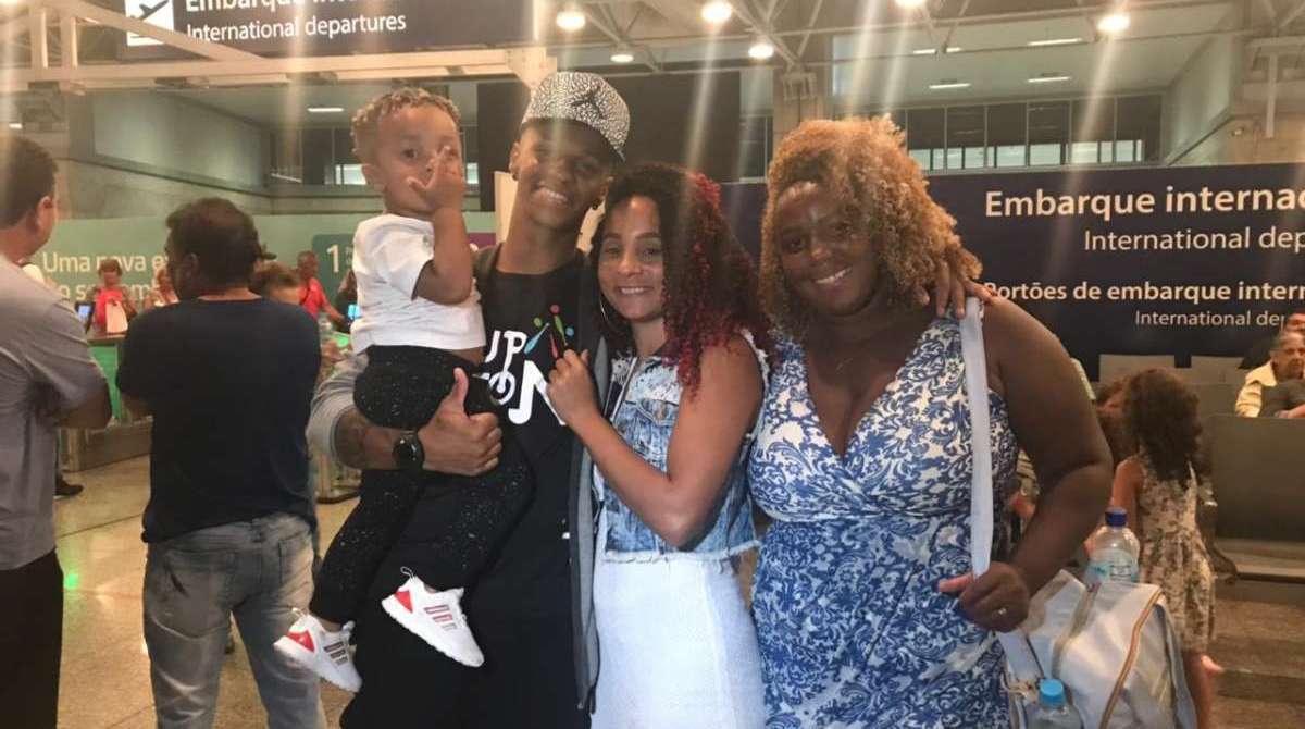 Malabarista preso em sítio com milicianos embarca para a Europa