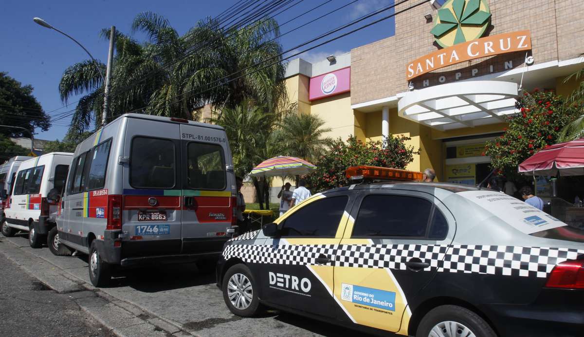 Opera&ccedil;&atilde;o contra mil&iacute;cia apreende v&aacute;rias vans e kombis em Santa Cruz, na Zona Norte do Rio