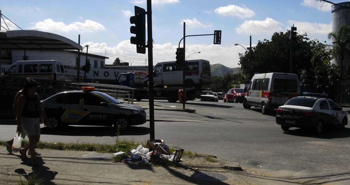 Opera&ccedil;&atilde;o contra mil&iacute;cia apreende v&aacute;rias vans e kombis em Santa Cruz, na Zona Norte do Rio