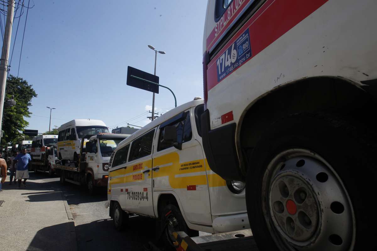 Opera&ccedil;&atilde;o contra mil&iacute;cia apreende v&aacute;rias vans e kombis em Santa Cruz, na Zona Norte do Rio