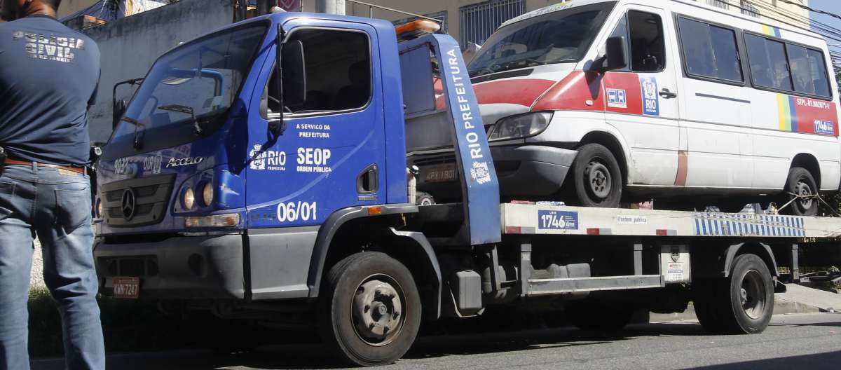 Operação contra milícia apreende várias vans e kombis em Santa Cruz, na Zona Norte do Rio