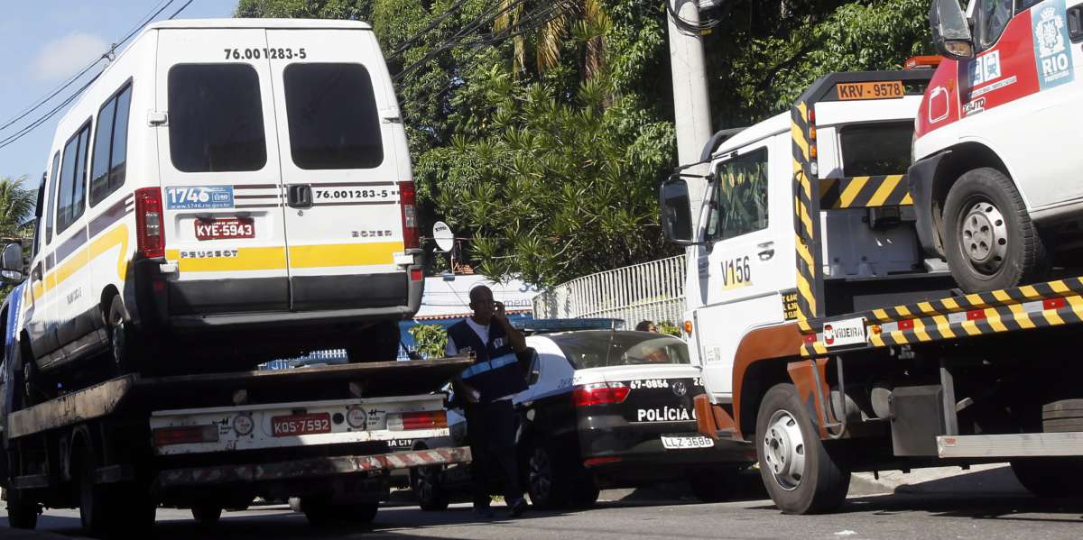 Operação contra milícia apreende várias vans e kombis em Santa Cruz, na Zona Norte do Rio