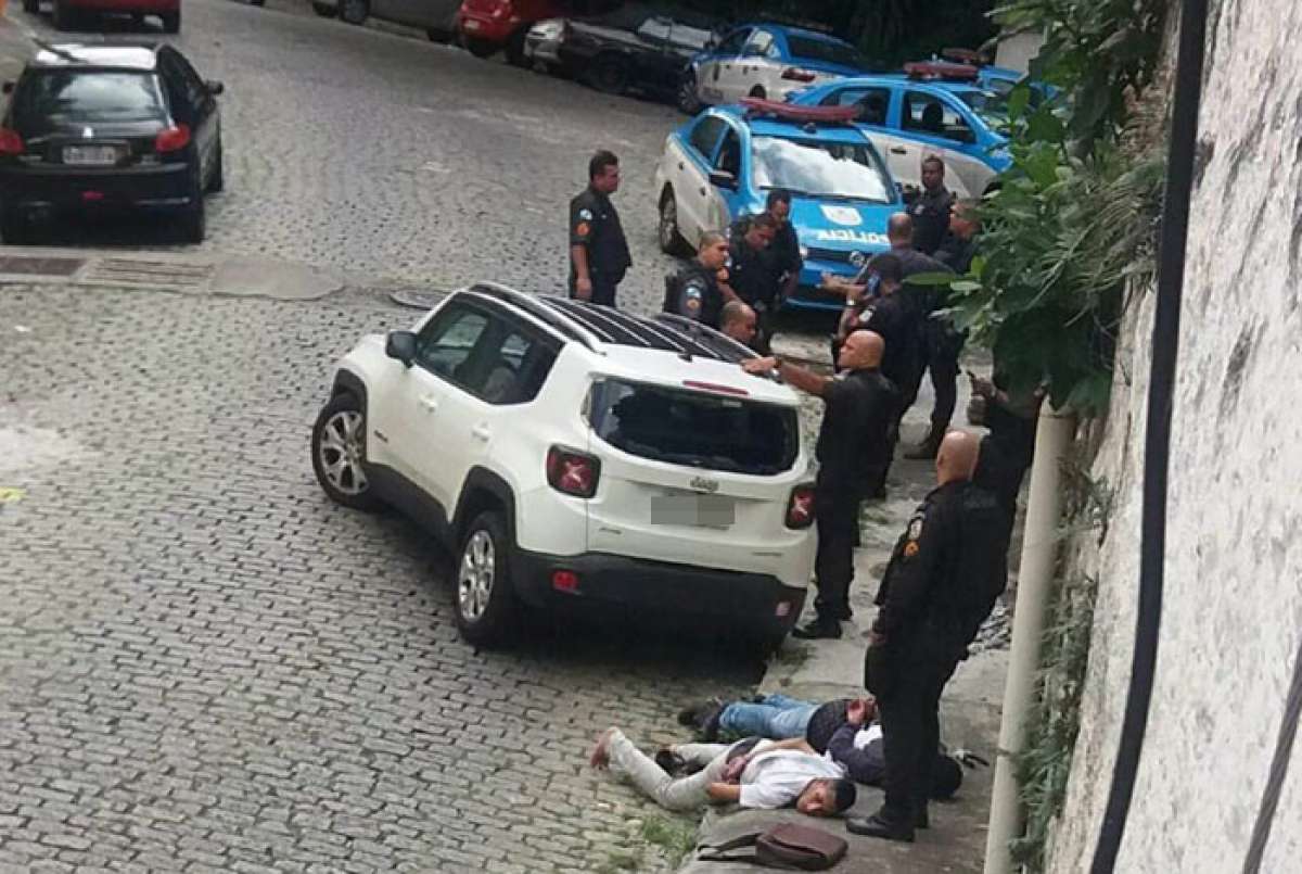 Bandidos acabaram presos após perseguição e tiroteio em Laranjeiras - Rio de Nojeira