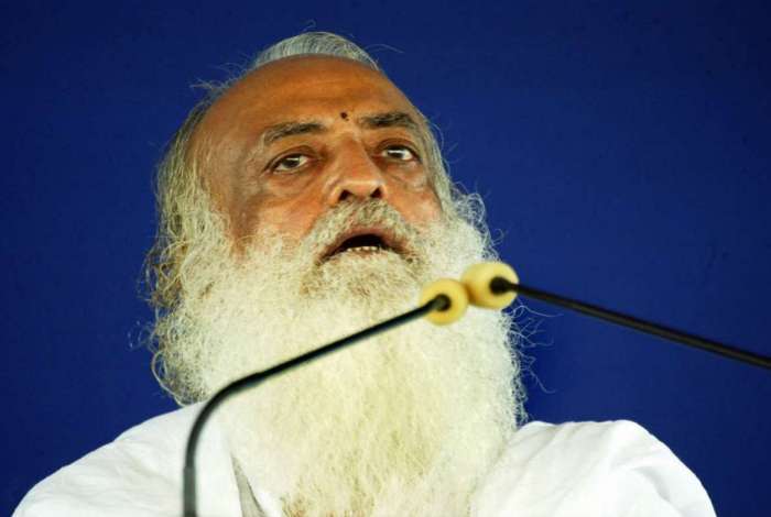 O l�der espiritual indiano Asaram Bapu dirige-se a apoiadores no seu Centro Espiritual.