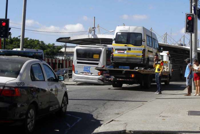 OperaÃ§Ã£o contra milÃ­cia apreende vÃ¡rias vans e kombis em Santa Cruz, na Zona Norte do Rio