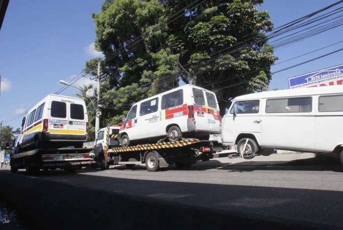 Mais de 70 vans irregulares foram apreendidas na operação