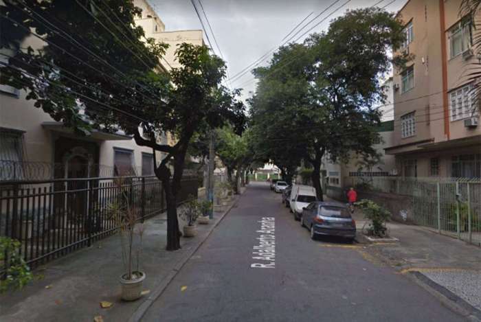 Rua onde mulher foi esfaqueada em tentativa de assalto