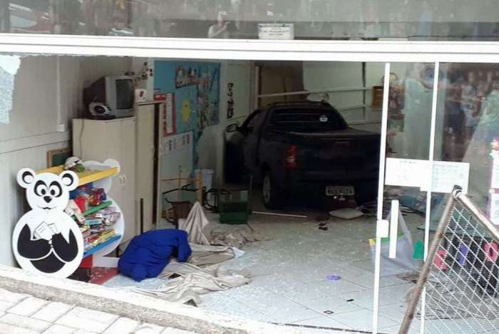 Carro invade creche em Chapec�