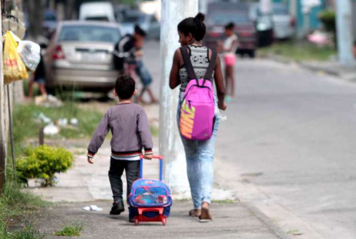 2018-04-25 - CIDADE - Escolas do Munic�pio de Mag� em estado prec�rio de conserva��o. Na foto: Escola Municipal Alzira Vargas pais de alunos reclamam de falta de material escolar,  falta de professores e problemas estruturais. Foto: Fernanda Dias / Ag�ncia O Dia.