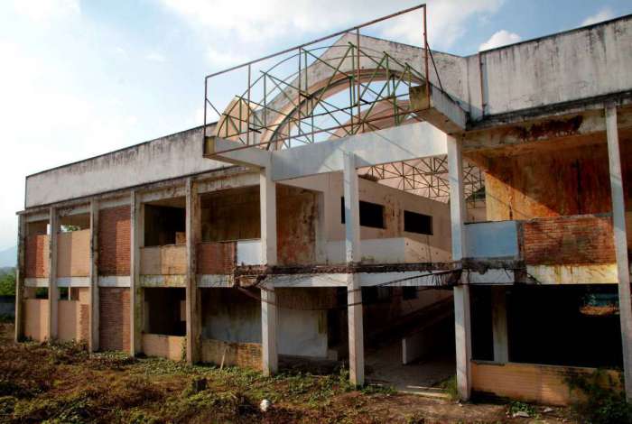 Escola municipal abandonada localizada na Estrada Adam Blummer, em Magé