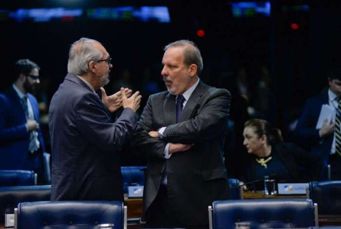 O senador Armando Monteiro (PTB-PE) conversa com o colega Roberto Muniz (PP-BA) durante a sess�o do Plen�rio