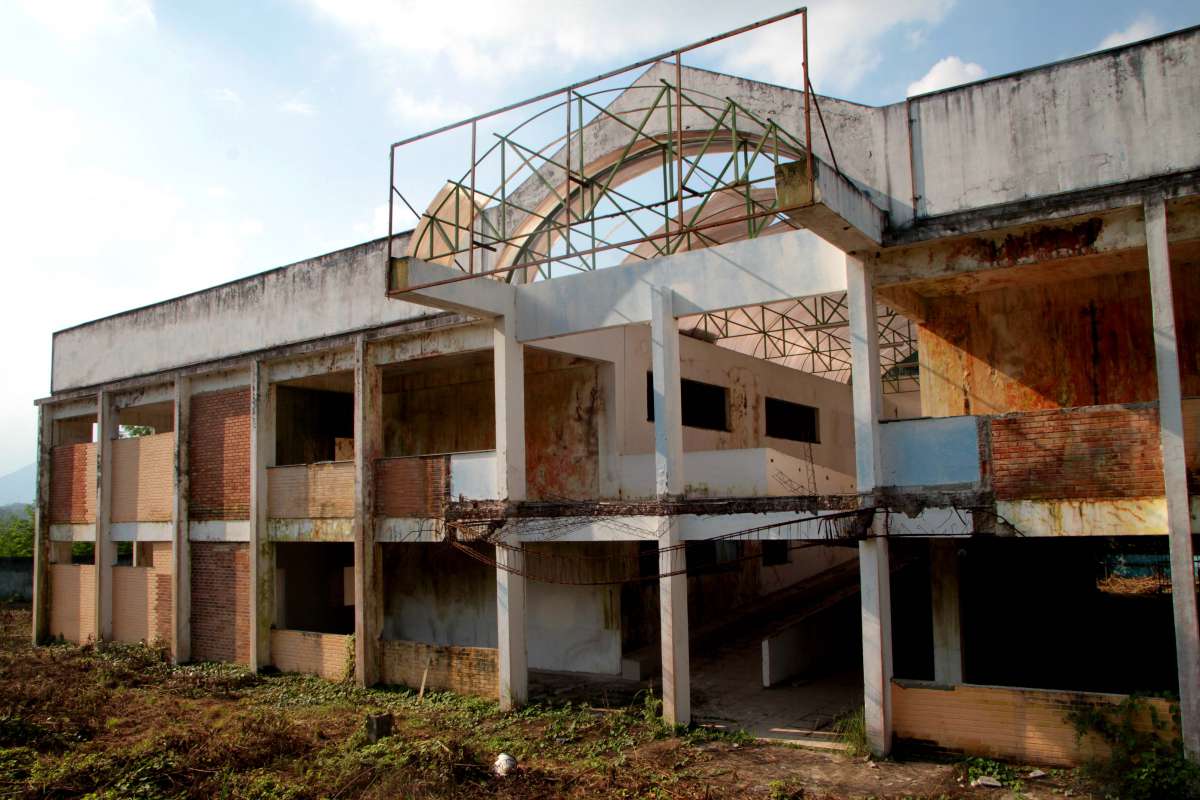 Escola municipal abandonada localizada na Estrada Adam Blummer, em Mag&eacute; - Fernanda Dias / Ag&ecirc;ncia O Dia.