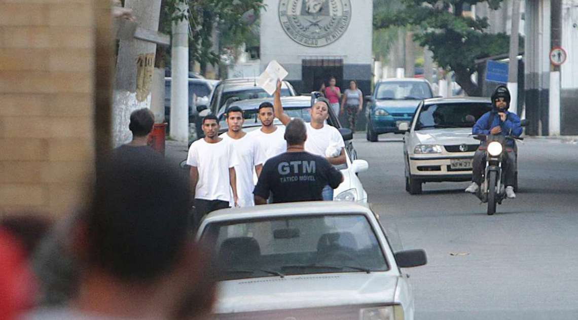 Suspeitos que foram presos em uma festa da mil�cia em Santa Cruz, conseguem o alvar� de soltura e deixam o presidio de Gericin� em Bangu. Foto: Daniel Castelo Branco / Ag�ncia O Dia