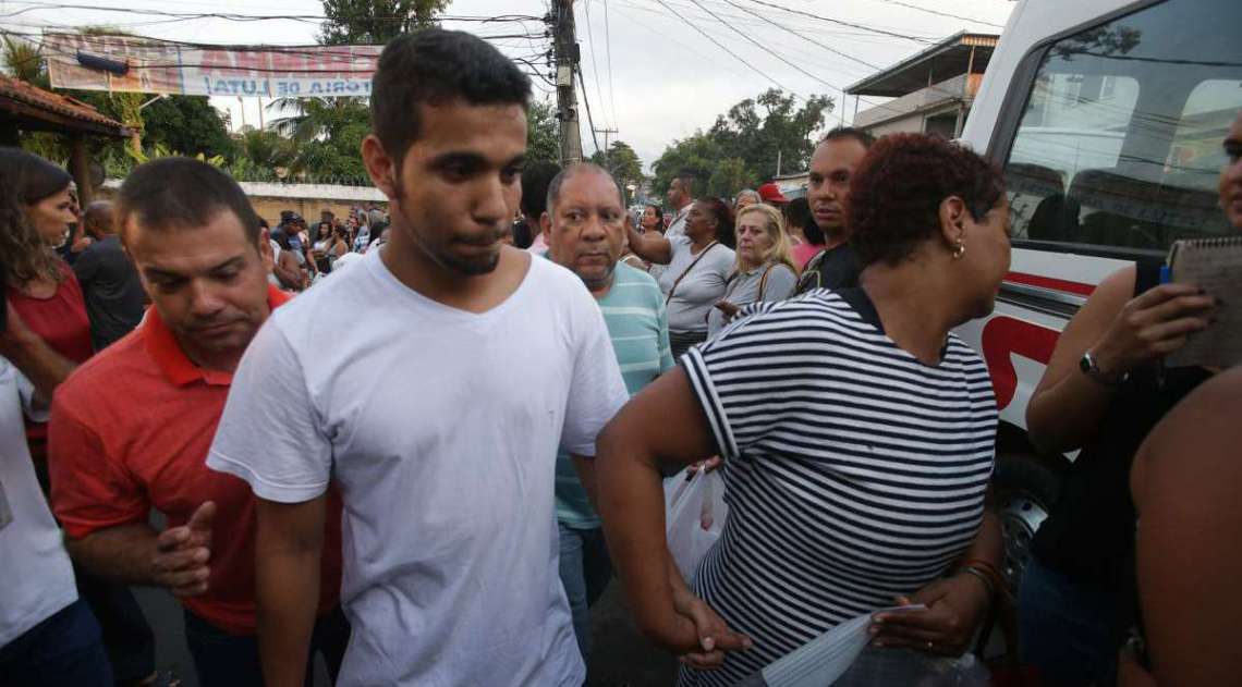 Suspeitos que foram presos em uma festa da mil�cia em Santa Cruz, conseguem o alvar� de soltura e deixam o presidio de Gericin� em Bangu. Foto: Daniel Castelo Branco / Ag�ncia O Dia