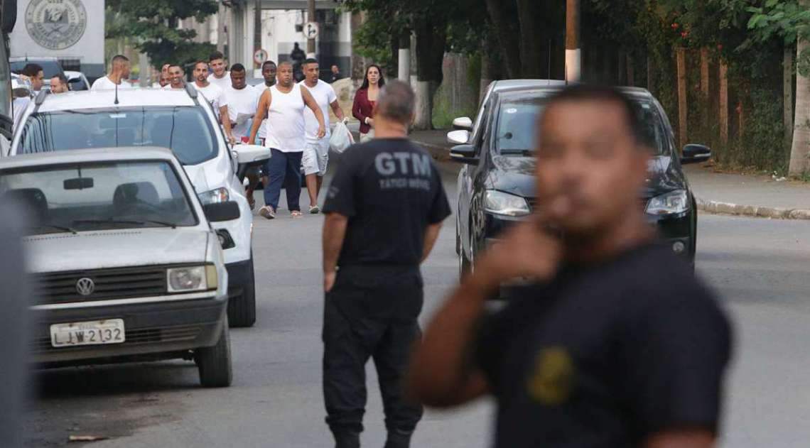 Suspeitos que foram presos em uma festa da milícia em Santa Cruz, conseguem o alvará de soltura e deixam o presídio de Gericinó, em Bangu