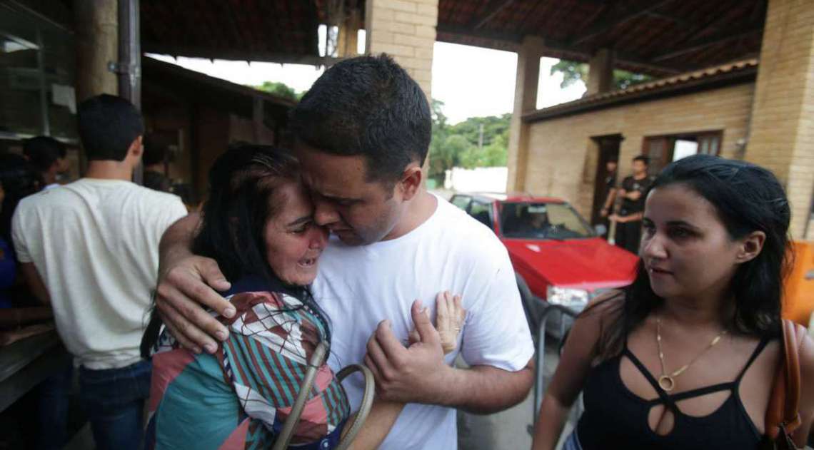 Suspeitos que foram presos em uma festa da milícia em Santa Cruz, conseguem o alvará de soltura e deixam o presidio de Gericinó em Bangu. Foto: Daniel Castelo Branco / Agência O Dia