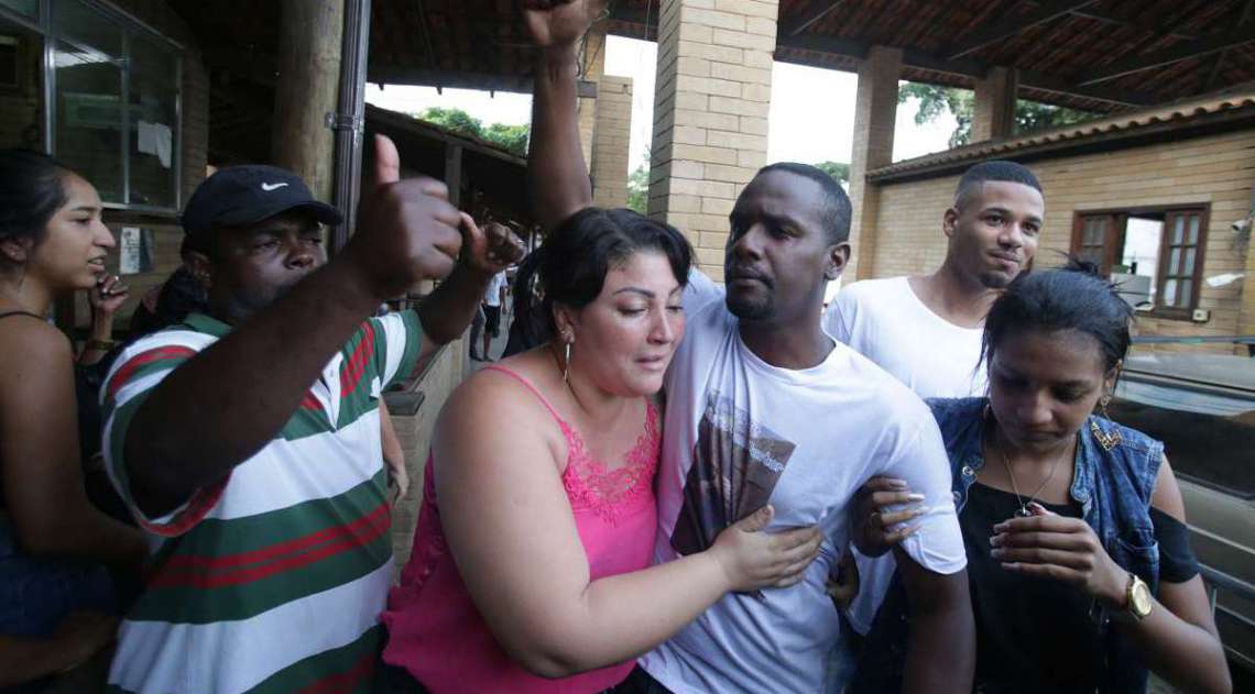 Suspeitos que foram presos em uma festa da mil�cia em Santa Cruz, conseguem o alvar� de soltura e deixam o presidio de Gericin� em Bangu. Foto: Daniel Castelo Branco / Ag�ncia O Dia