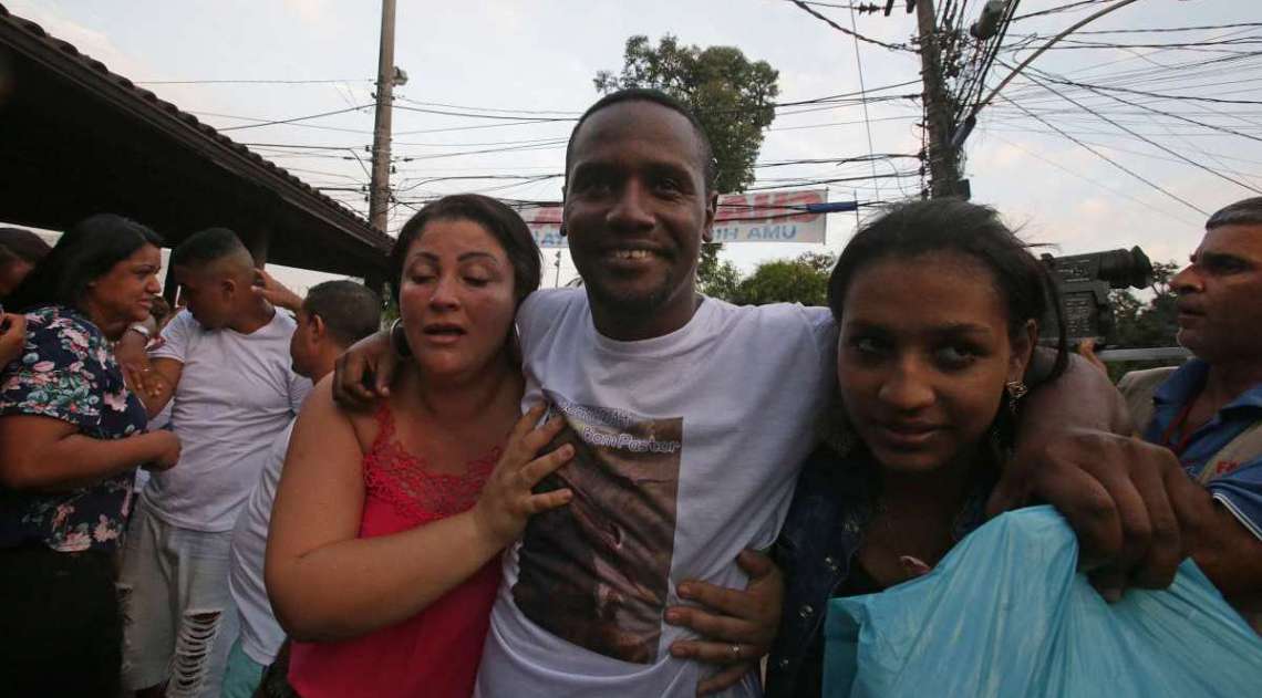 Suspeitos que foram presos em uma festa da mil�cia em Santa Cruz, conseguem o alvar� de soltura e deixam o presidio de Gericin� em Bangu. Foto: Daniel Castelo Branco / Ag�ncia O Dia