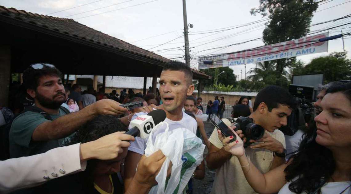 Suspeitos que foram presos em uma festa da mil�cia em Santa Cruz, conseguem o alvar� de soltura e deixam o presidio de Gericin� em Bangu. Foto: Daniel Castelo Branco / Ag�ncia O Dia