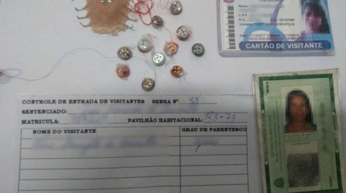 Visitante é flagrada escondendo componentes eletrônicos para celular no aparelho ortodôntico.